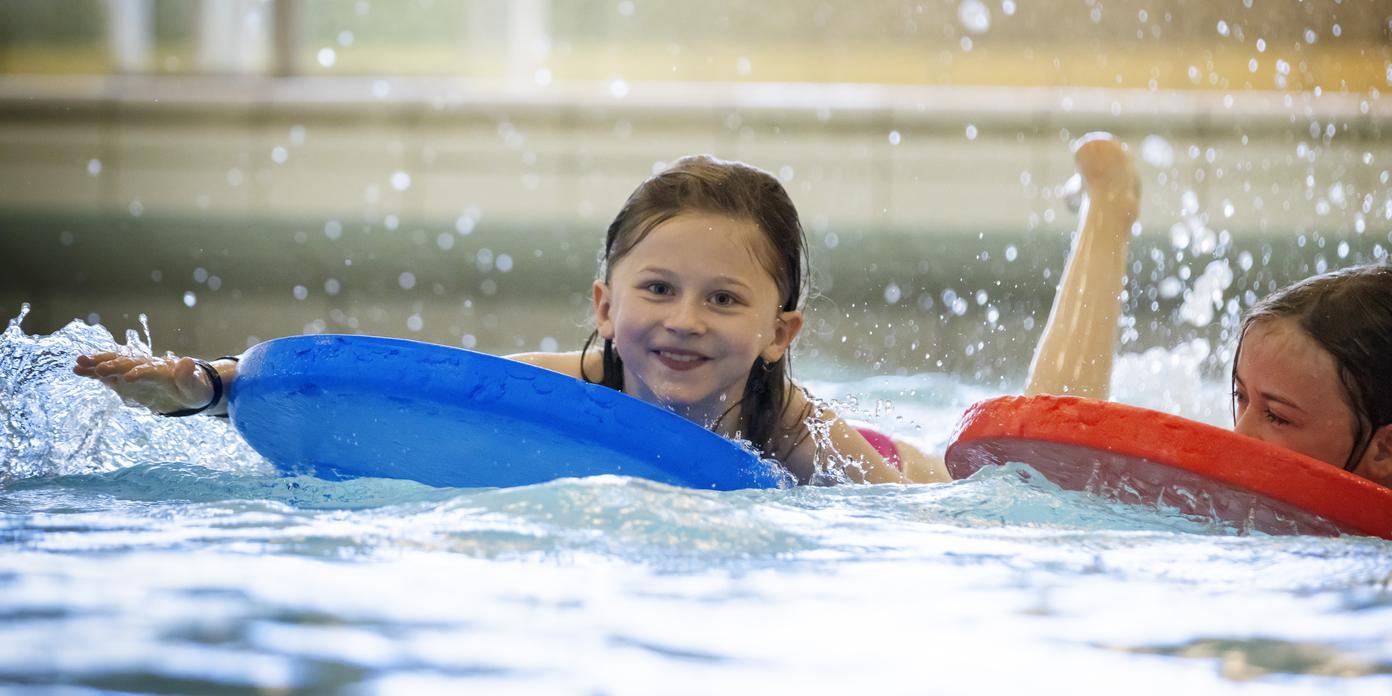 Barn i simbassäng