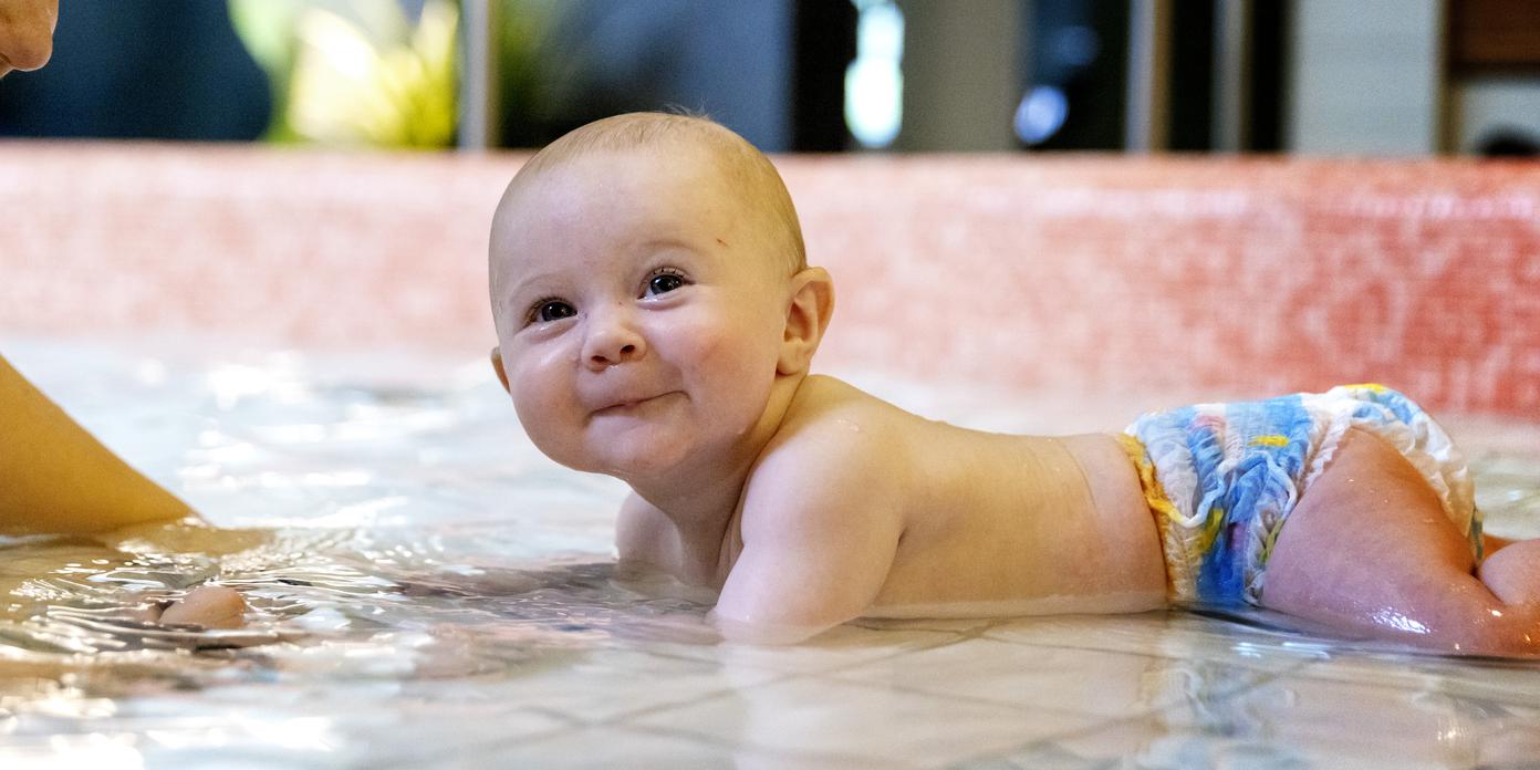 Mamma och barn badar