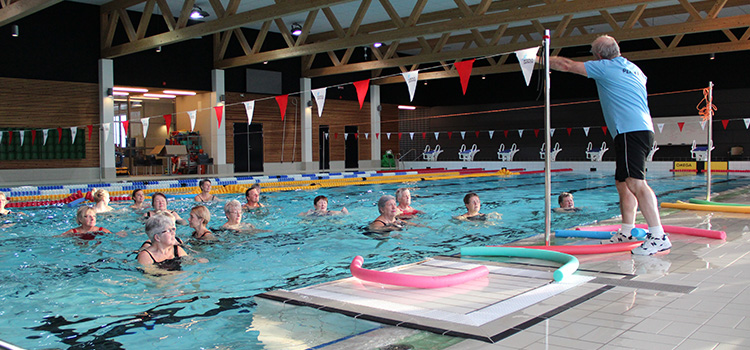 Personer som tränar i pool